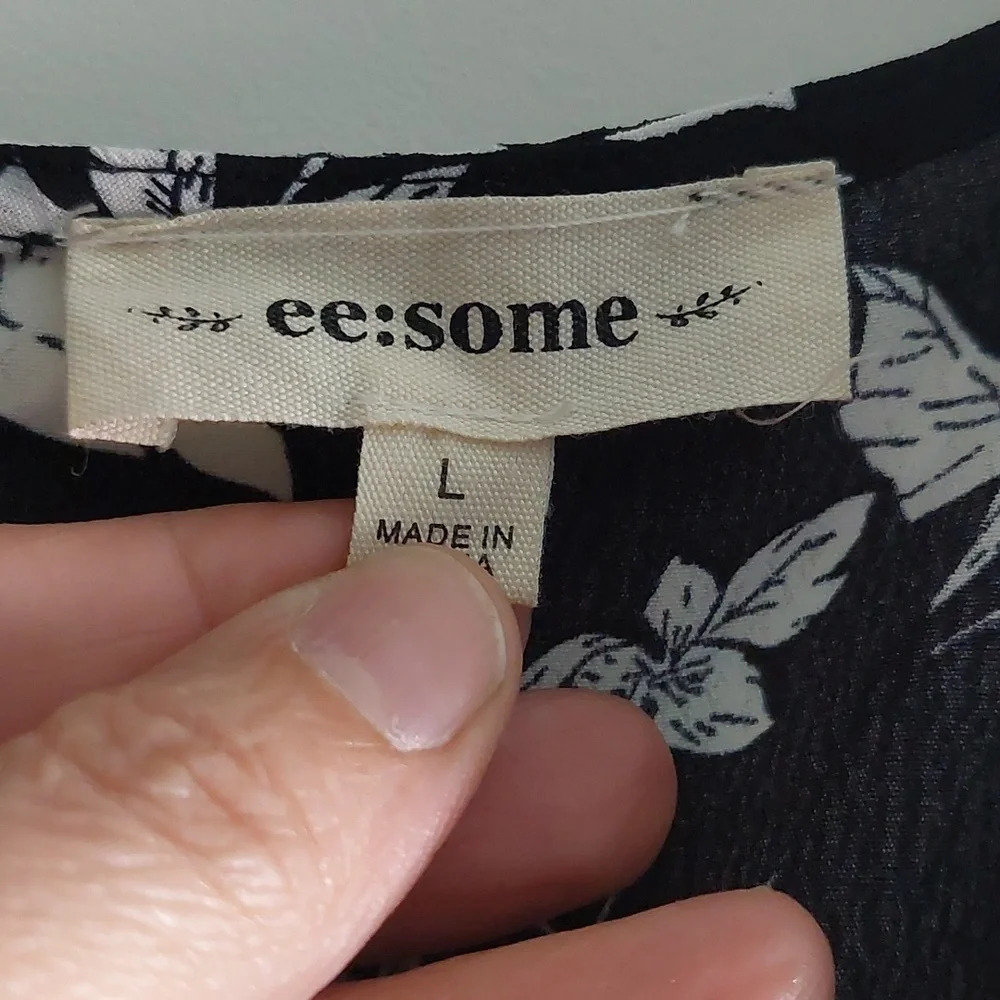 Black & White Floral shorts romper size Large euc - Picture 2 of 7
